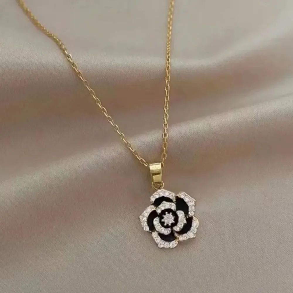 Necklace Flower pendant Rhinestone NWT